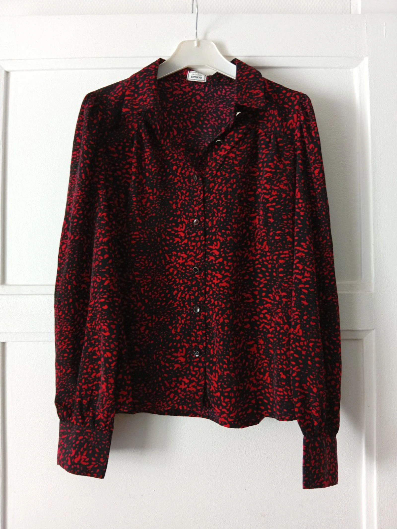Chemisier noir et rouge 